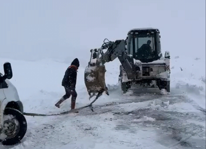 Kovancılar’da Şarampole Devrilen Araç Kurtarıldı