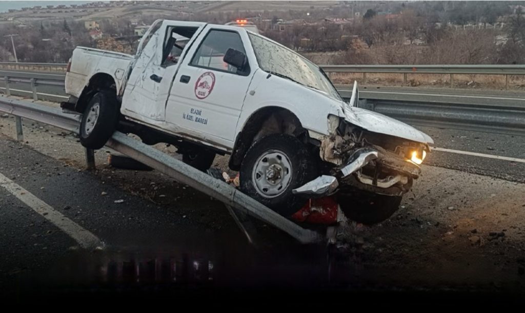 Elazığ’da Resmi Araç Kaza Yaptı: 4 Yaralı