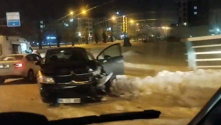 ELAZIĞ’DA BUZ TUZAĞI! ATAŞEHİR KÖPRÜ KAVŞAĞINDA KAZA