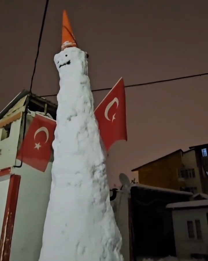 Rüstempaşa’da Dev Kardan Adam: Görenler Hayrete Düştü