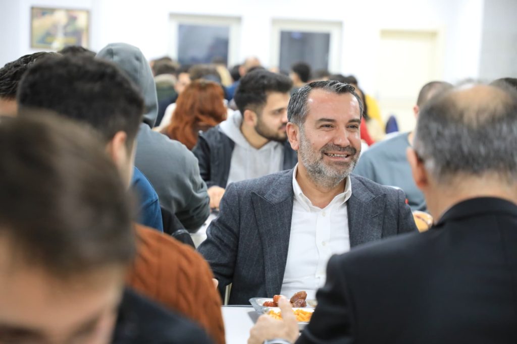 Şahin Şerifoğulları öğrencilerle birlikte iftar yaptı. 