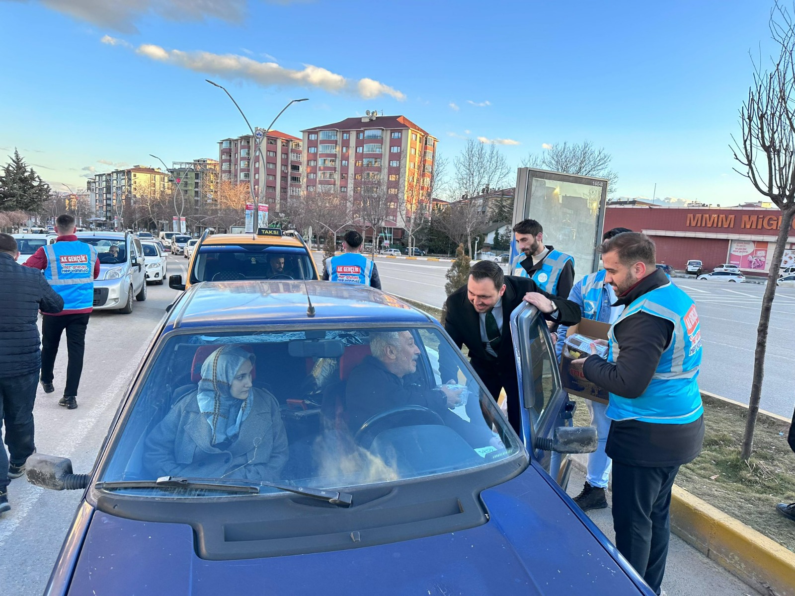 AKPARTİ Elazığ’da İftar Vakti Sürprizi: Trafik Işıklarında Gönüllere Dokunan İkram
