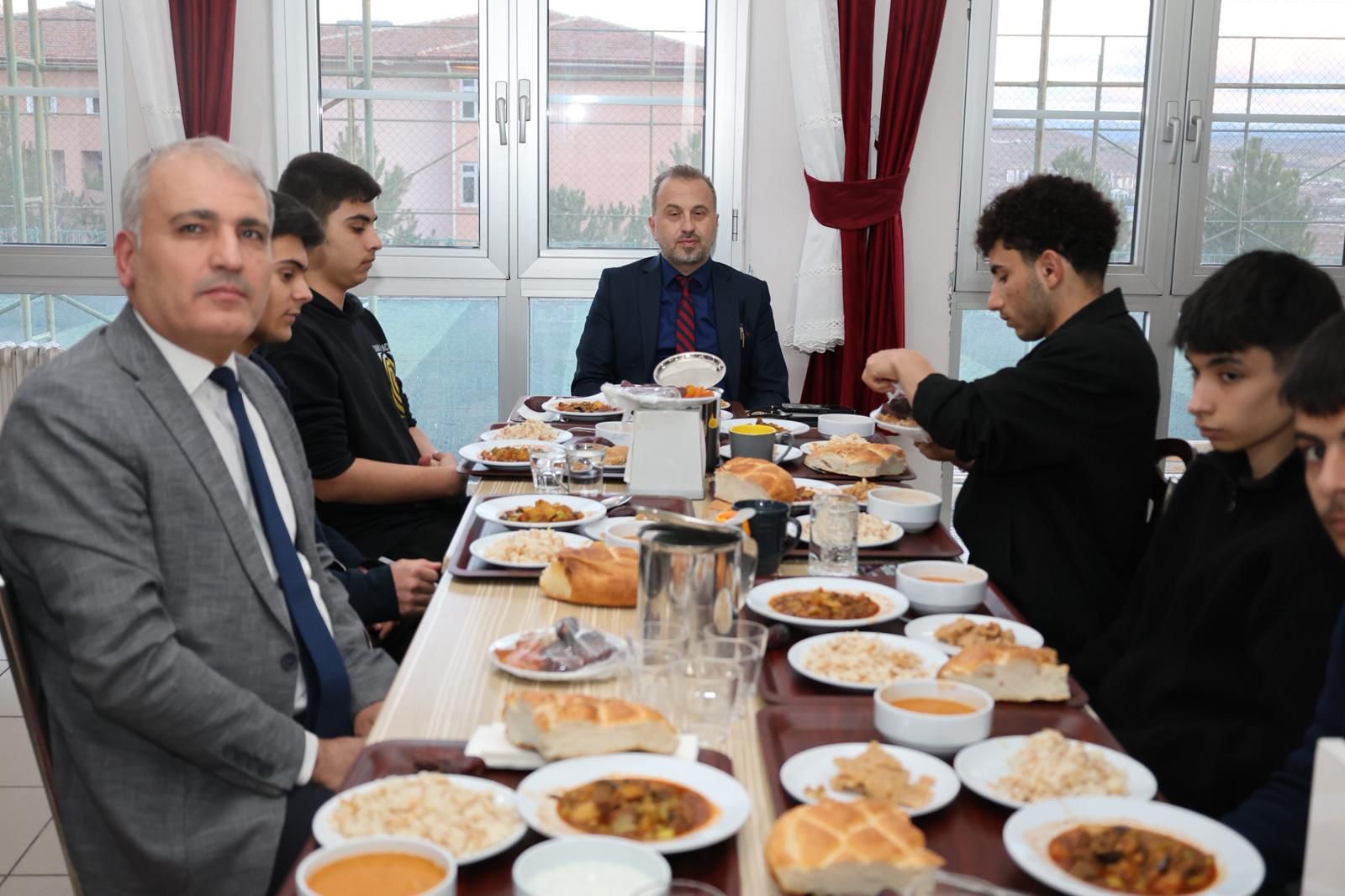 Elazığ İl Milli Eğitim Müdürü Beraat Şahin İlk İftarını Öğrencilerle Açtı: Geleceğimiz Bu Sofrada!