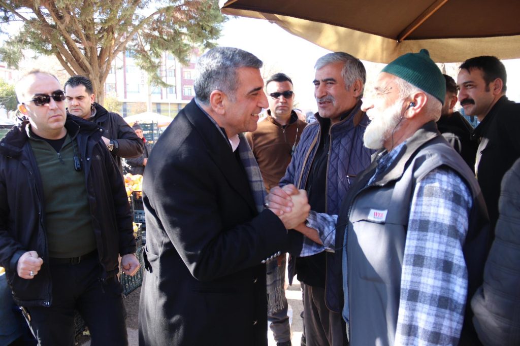 Milletvekili Erol, Semt Pazarında Esnaf ve Vatandaşlarla Buluştu