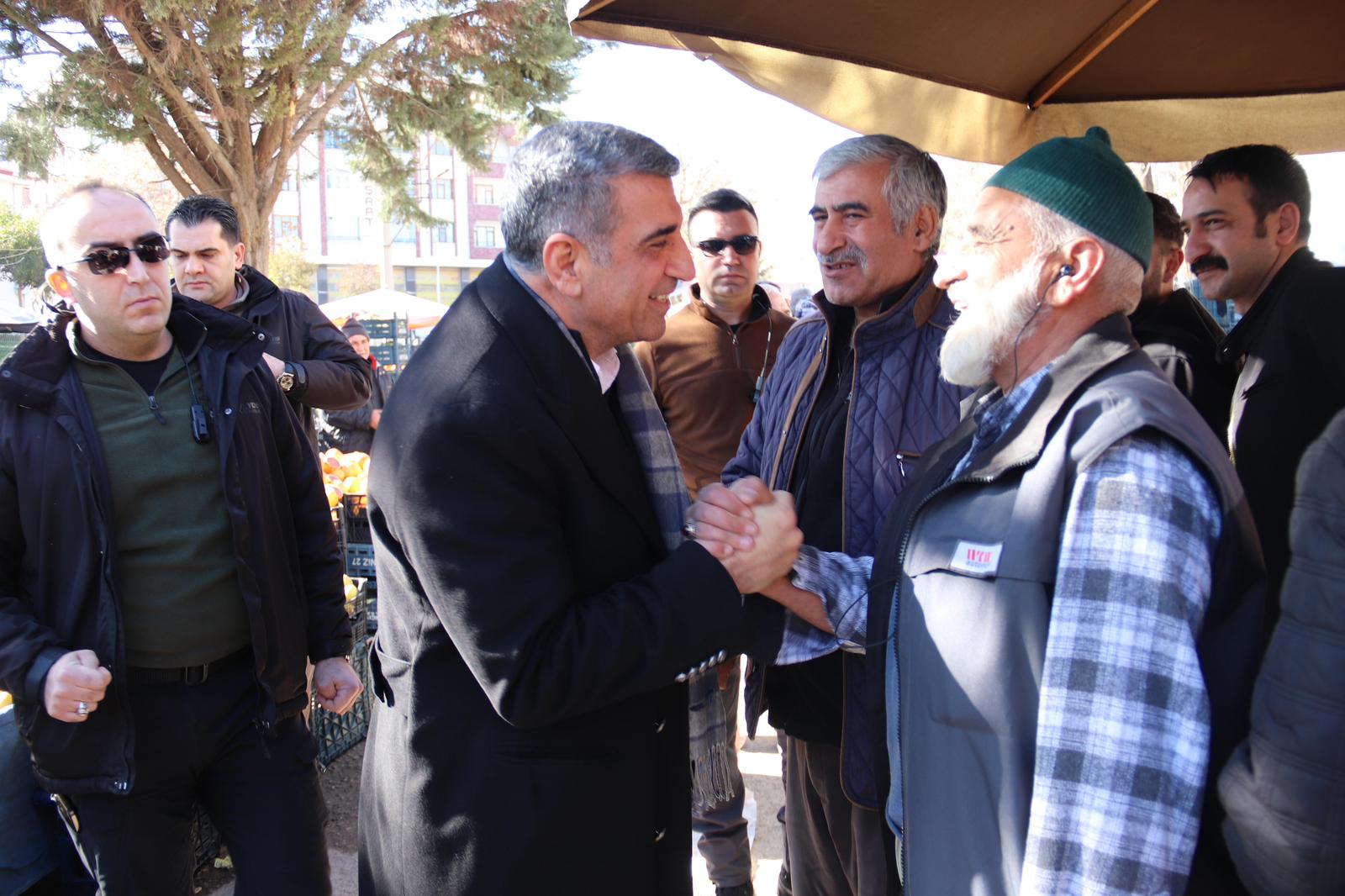 Milletvekili Erol, Semt Pazarında Esnaf ve Vatandaşlarla Buluştu