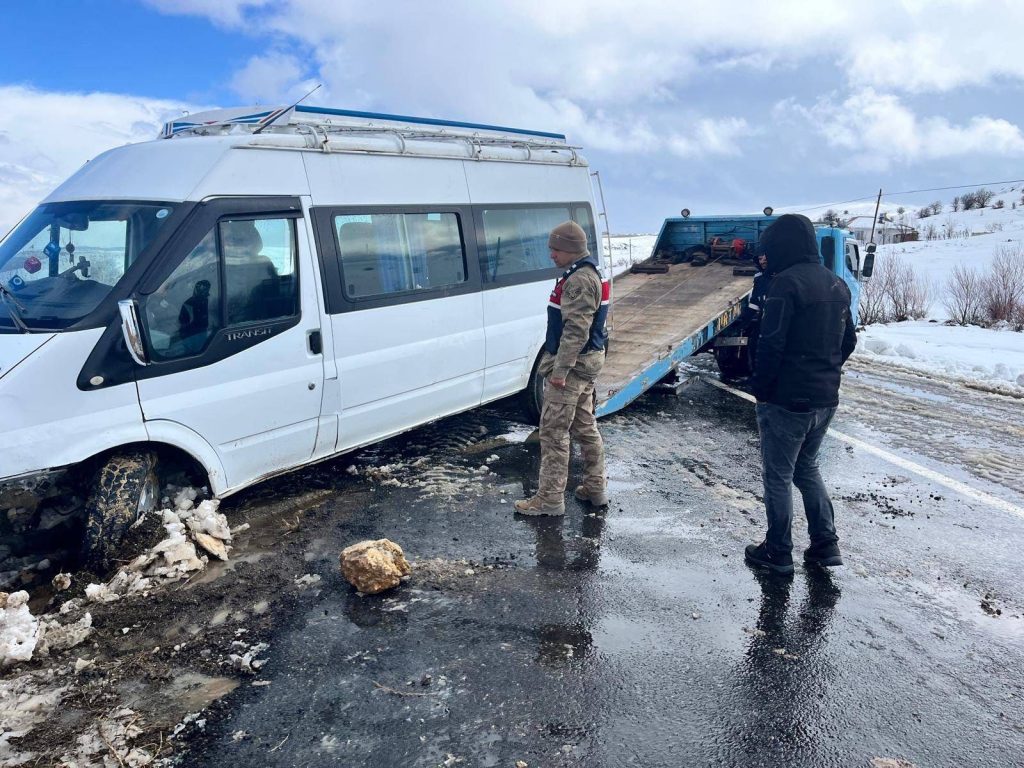 Karakoçan’da Minibüs Şarampole Yuvarlandı