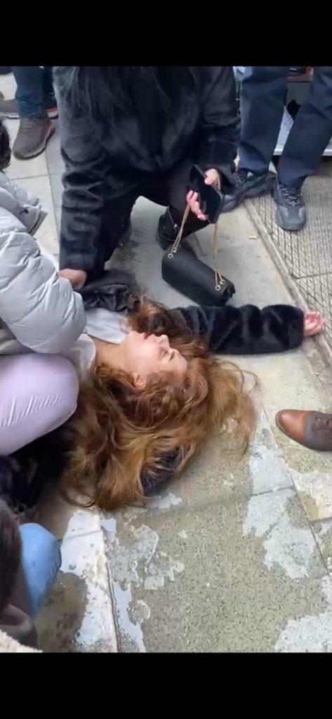 İzzetpaşa Camii durağında bekleyen bir kadın, kimliği belirsiz bir saldırganın hedefi oldu. Güpegündüz yaşanan darp olayı sonrası polis kaçan saldırganın peşinde.