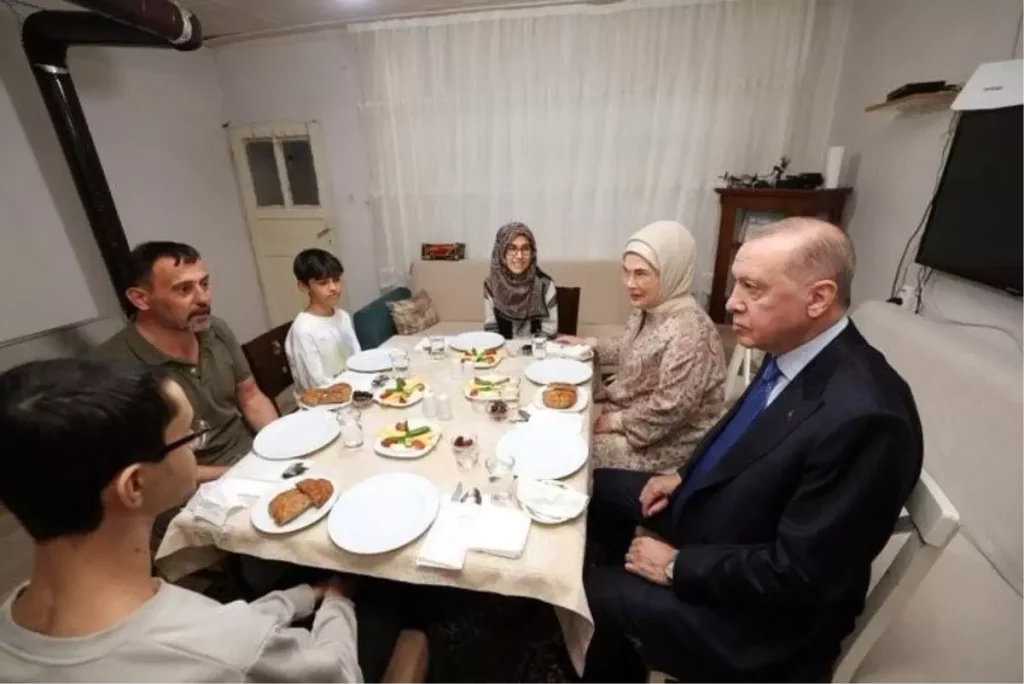 Cumhurbaşkanı Erdoğan, iftarda Kayacık ailesinin misafiri oldu