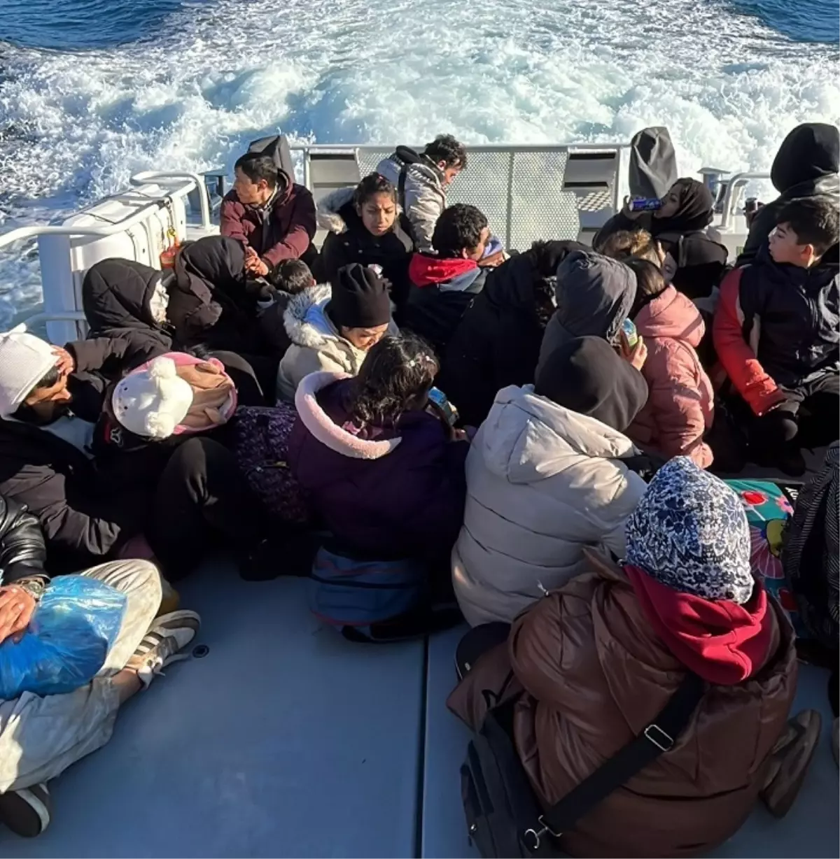 Milas’ta mahsur kalan 44 kaçak göçmen kurtarıldı