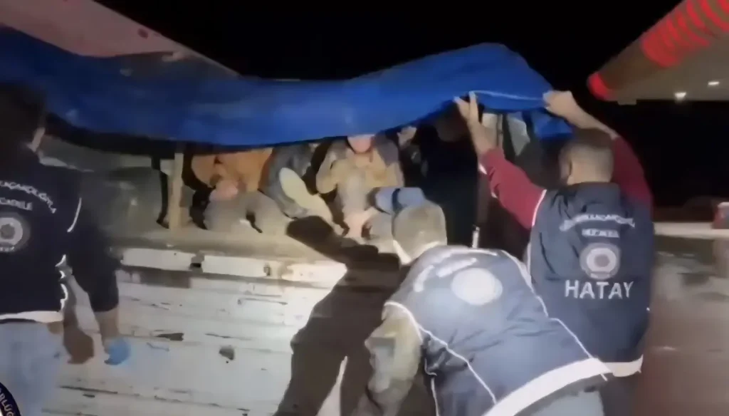 TIR’ın dorsesinde 12 kaçak göçmen yakalandı, 4 organizatör tutuklandı