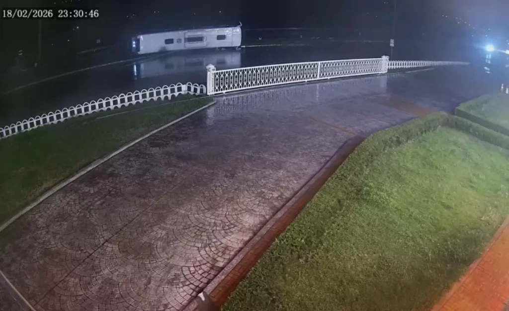 Yolcu otobüsünün yan yattığı kazanın görüntüleri ortaya çıktı