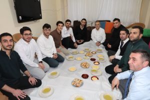 Numan hatipoğlu gençlerin  yanında olmaya devam ediyor