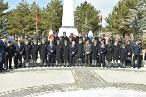 Elazığ’da Şehitlerimiz Kabirlerinde Anıldı  18 Mart Şehitleri Anma Günü ve Çanakkale Zaferi’nin 111’inci yıl dönümü vesilesiyle münasebetiyle    Elazığ İl protokolü, 18 Mart Şehitleri Anma Günü ve Çanakkale Zaferi’nin 111’inci yıl dönümü vesilesiyle düzenlenen çelenk sunma programına katıldı. Program kapsamında Garnizon, Harput ve İcadiye şehitlikleri ziyaret edilerek, şehitlerimiz için dualar okundu. Programlara Elazığ Valisi Numan Hatipoğlu, Elazığ Milletvekilleri Prof. Dr. Erol Keleş, Ejder Açıkkapı, Elazığ Emniyet Müdürü Adnan Karayel, Elazığ 8. Kolordu Komutanı Tümgeneral Ümit Durmaz ve gazilerimiz katıldı.