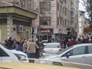 Elazığ Çarşı Mahallesi’nde meydana gelen yol verme kavgası cep telefonuyla görüntülendi. 