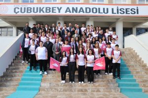 GENÇLER, BORDO-BEYAZLA BULUŞTU: BAŞKAN ALAN’DAN ÖĞRENCİLERE FORMA JESTİ