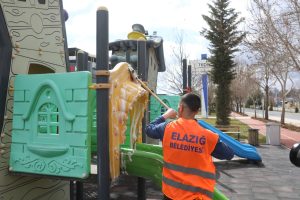 Elazığ Belediyesi, baharın gelişiyle birlikte çocuk oyun alanlarında kapsamlı temizlik
