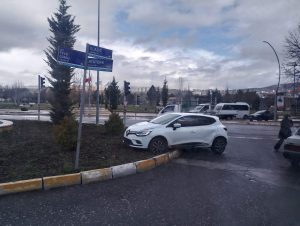 Elazığ’da Bayan Sürücü Direksiyon Hakimiyetini Kaybetti