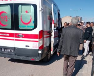 Kovancılar’da Korkutan Kaza: Çocuğunun Yanında Anneye Araba Çarptı