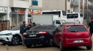 Elazığ şeyh şahil bulvarında üç aracın karıştığı trafik kazası  meydana geldi