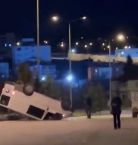 Elazığda kamyonet tipi minibüs takla attı bir kişi yaralandı