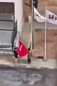 Elazığ’da Türk Bayrağını Yerden Kaldıran Çocuklar Takdir Topladı