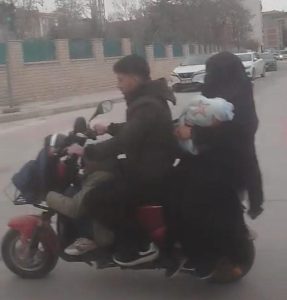 Elazığ’da Motosiklet Üzerinde Bebekli Tehlikeli Yolculuk