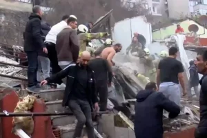 İstanbul Fatih’te iki bina çöktü! Enkaz altında kalanlar var