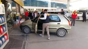 Kasiyerle tartışan askeri personel aracıyla istasyona daldı