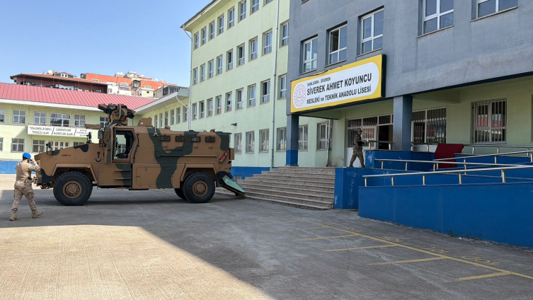 Siverek’teki Okula Silahlı Saldırı: 16 Kişi Yaralandı, Saldırgan İntihar Etti