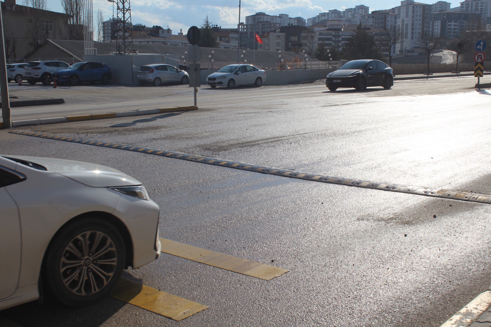 Bu ne hikmet? Okul önüne değil, işletme kapısına badal