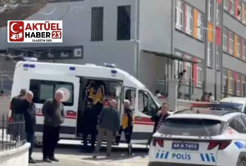 Malatya’da Lise Öğrencileri Arasında Çıkan Kavga: 5 Öğrenci Biçakla Yaralandı Malatya’da, lise öğrencileri arasında çıkan bir kavga sonucu 5 öğrenci yaralandı. Olay, öğle saatlerinde Çilesiz Mahallesi Şehit Yunus Kıroğan Sokak üzerinde meydana geldi. Edinilen bilgilere göre, öğrenciler arasında henüz belirlenemeyen bir nedenle tartışma çıktı ve kısa sürede kavga halini aldı. Kavganın büyümesiyle 5 öğrenci, bıçakla hafif şekilde yaralandı. Yaralı öğrenciler, olay yerine sevk edilen sağlık ekiplerinin ilk müdahalelerinin ardından ambulanslarla hastaneye kaldırıldı. Olayın ardından bölgeye çok sayıda polis ve sağlık ekibi sevk edildi. Olayla ilgili soruşturma başlatıldı