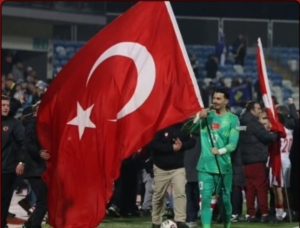 Uğur  çakır  kosova maç öncesi  bilerek zemini  ıslatmamıştı ama Allah  yağmur yağdırdı