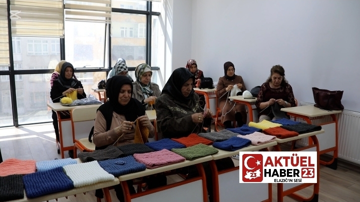 Engelsiz Yaşam Merkezi’nde, özel gereksinimli bireylerin annelerine yönelik örgü kursu