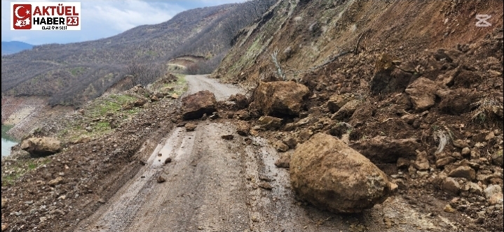 Karakoçan’da Korkutan Heyelan! Köy Yolu Bir Anda Kapandı