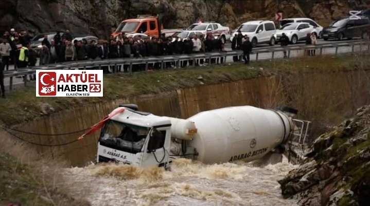 Dereye yuvarlanan beton mikserinin şoförü kayboldu.