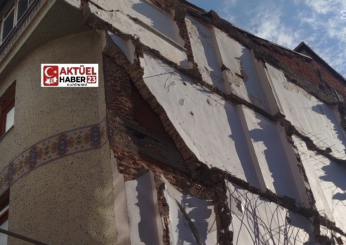 Deprem Sonrası Yıkılan Binanın kalan parçalar Tehlike Saçıyor! Enkaz Hâlâ Kaldırılmadı