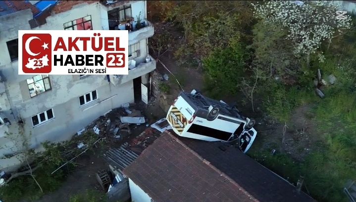 Kağıthane’de okul servisi evin çatısına düştü