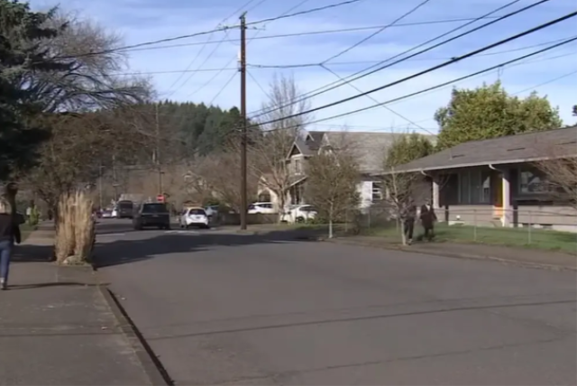 Eve zorla girip bebeğini kucağında tutan kadına tecavüze kalkıştı