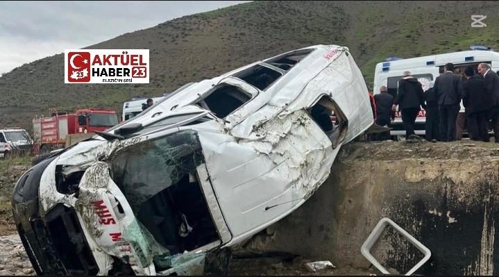 Muş’un Korkut ilçesinde yolcu minibüsü dereye devrildi.