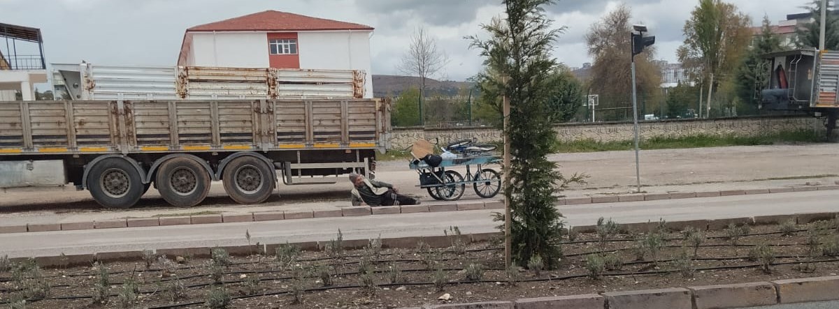 Elazığ’da Yorgun Düşen Seyyar Satıcı Kaldırımda Uzandı: O Anlar Dikkat Çekti