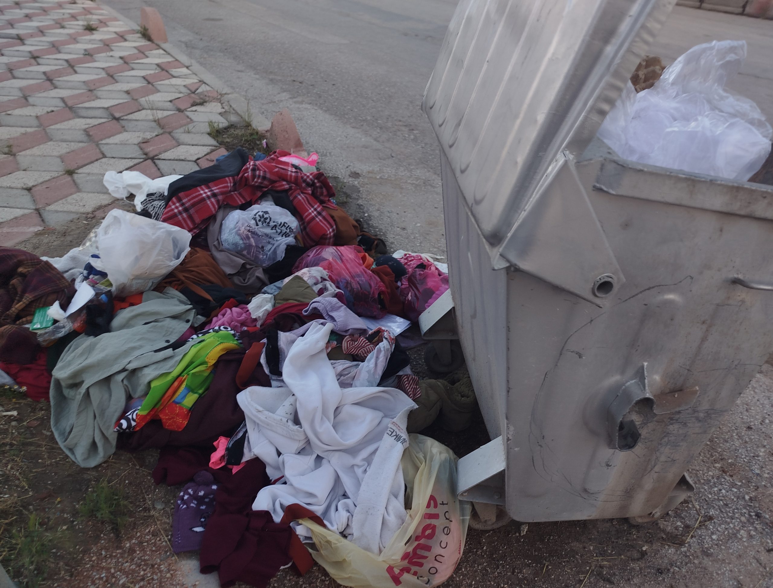 Çöp Kutusu Var Ama Çöpler Yerde: Duyarsızlık Tepki Çekiyor