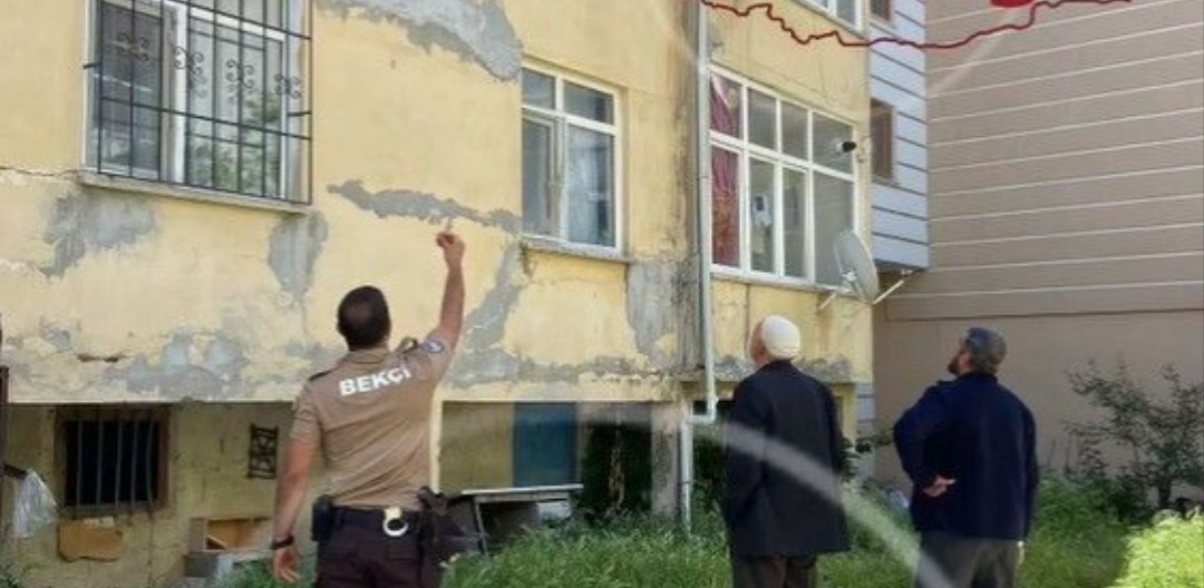 Elazığ’da Evi Yakmaya Çalıştı, 2’nci Kattan Atladı