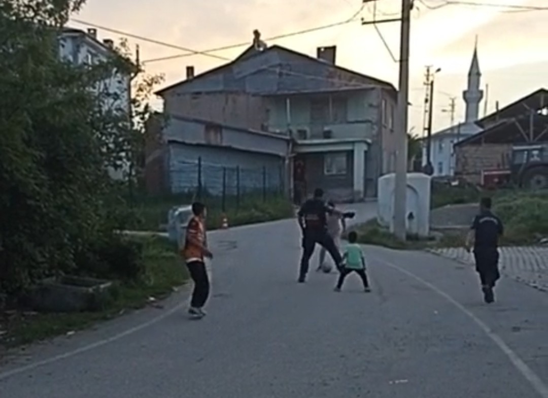 Gönülleri fetheden Maç Durupınar köyünde  Köyde yaşayan çocuklar ile jandarma ekipleri futbol maç