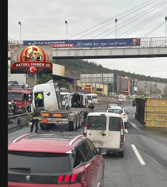 Dilovası’nda Korkutan Tır Kazası: Makaslayan Araç Yolu Kapattı, Şoför Yaralı!