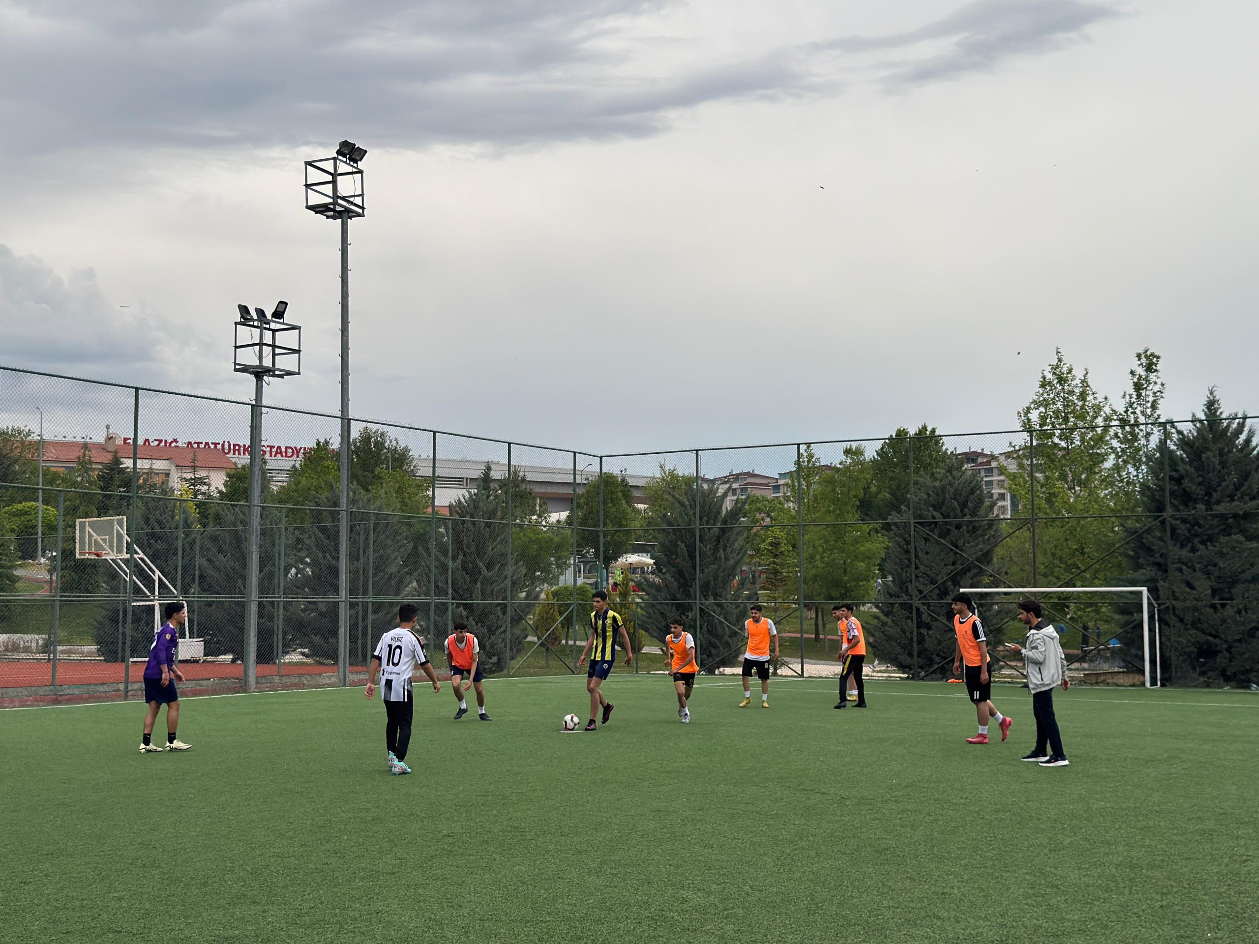 SİRAÇ BİNGÖL VE EMRULLAH ATAŞ ANISINA DÜZENLENEN FUTBOL TURNUVASINDA İLK TUR HEYECANI YAŞANDI