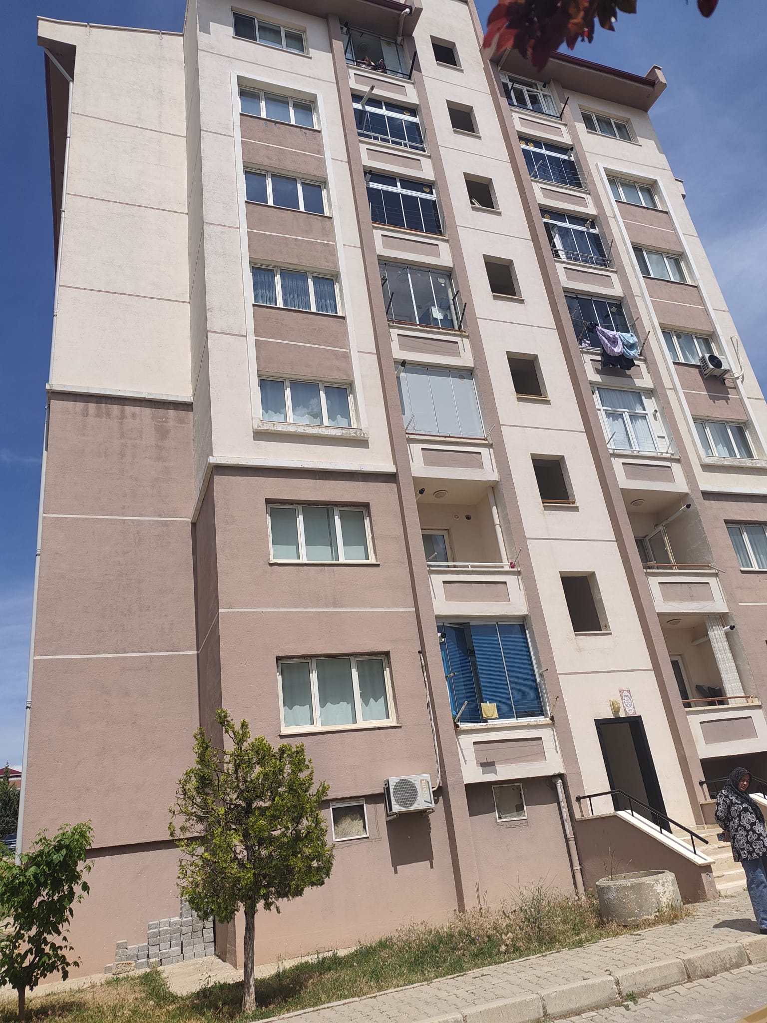 ELAZIĞ’DA TOKİ KRİZİ! HAK SAHİPLERİ AYAKTA: “EVLERİMİZ ÜZERİNDE OYUN OYNANMASIN”