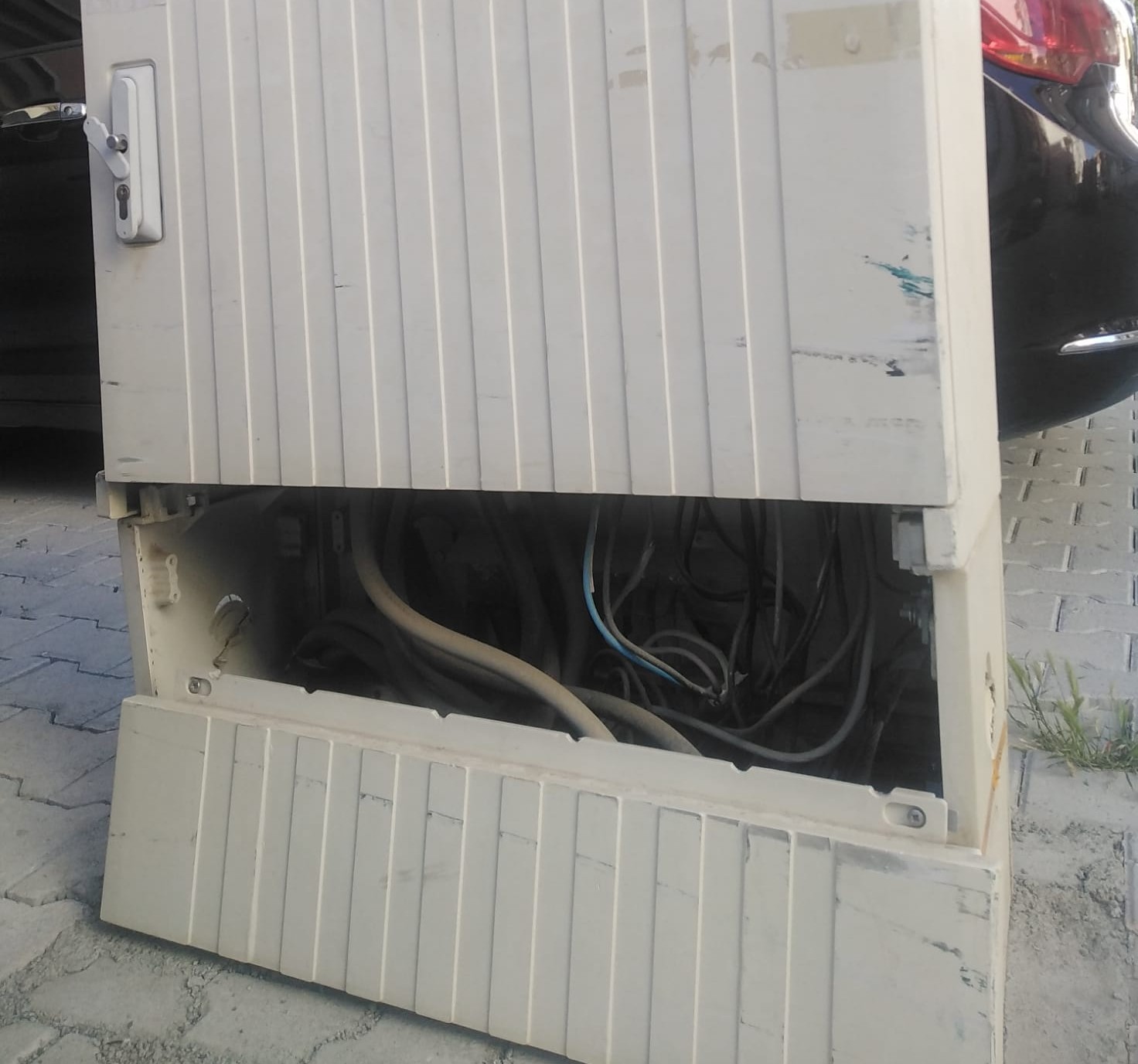 Elazığ Yeni Mahalle Vezirhan Caddesi’nde bulunan kapağı  açık elektrik trafosunu gören  vatandaşlar tepkili