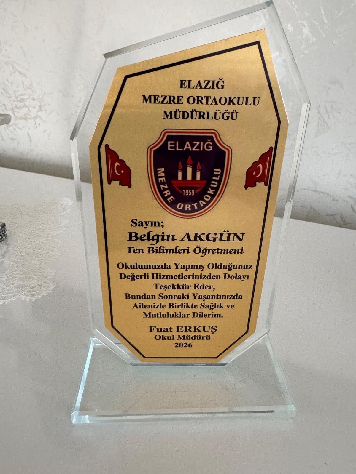 EĞİTİMCİ AKGÜN’E PLAKET