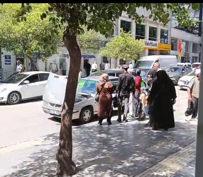 Elazığ Hürriyet Caddesi’nde Araç Arızası trafik yoğunluğu ve sürücüler tepki gösterdi 