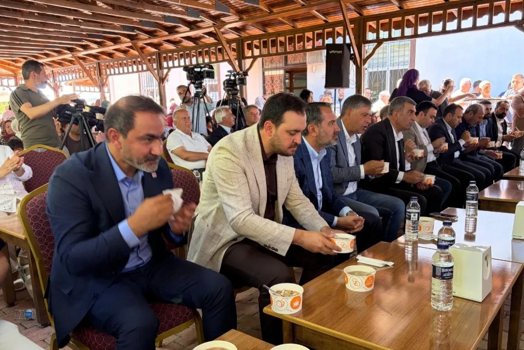 Elazığ Cem Kültür Vakfının düzenlemiş olduğu 21. Aşure Programı’nda aşure ikramı yapıldı.